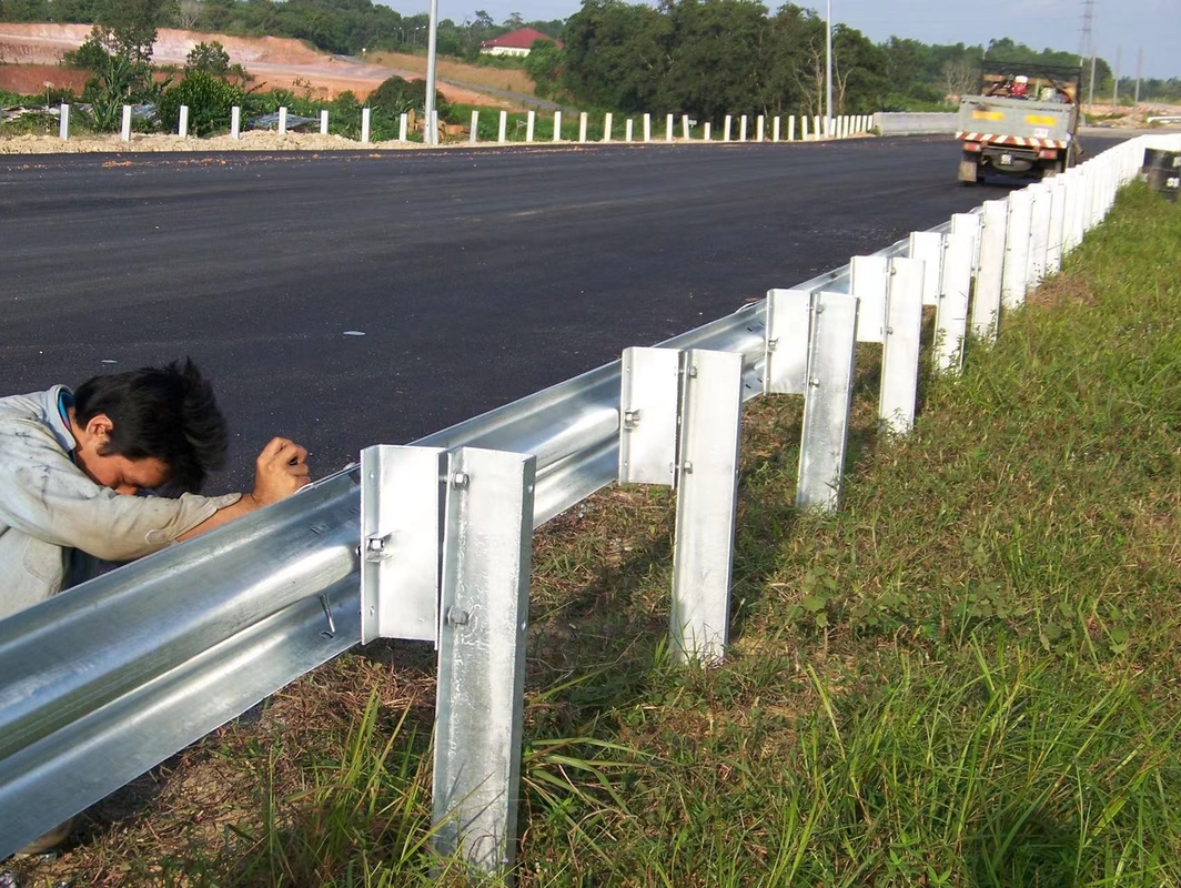 2.7mm-4.0mm Thickness Roadway Guardrail M180 For Roadway Safety
